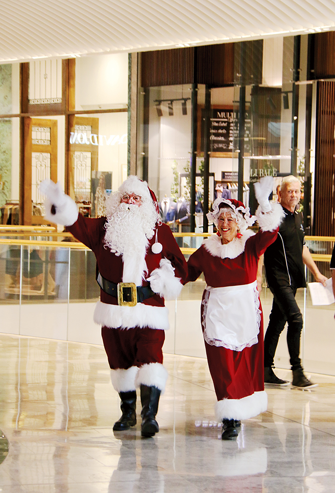 Santa and Mrs Claus arrive in Melbourne